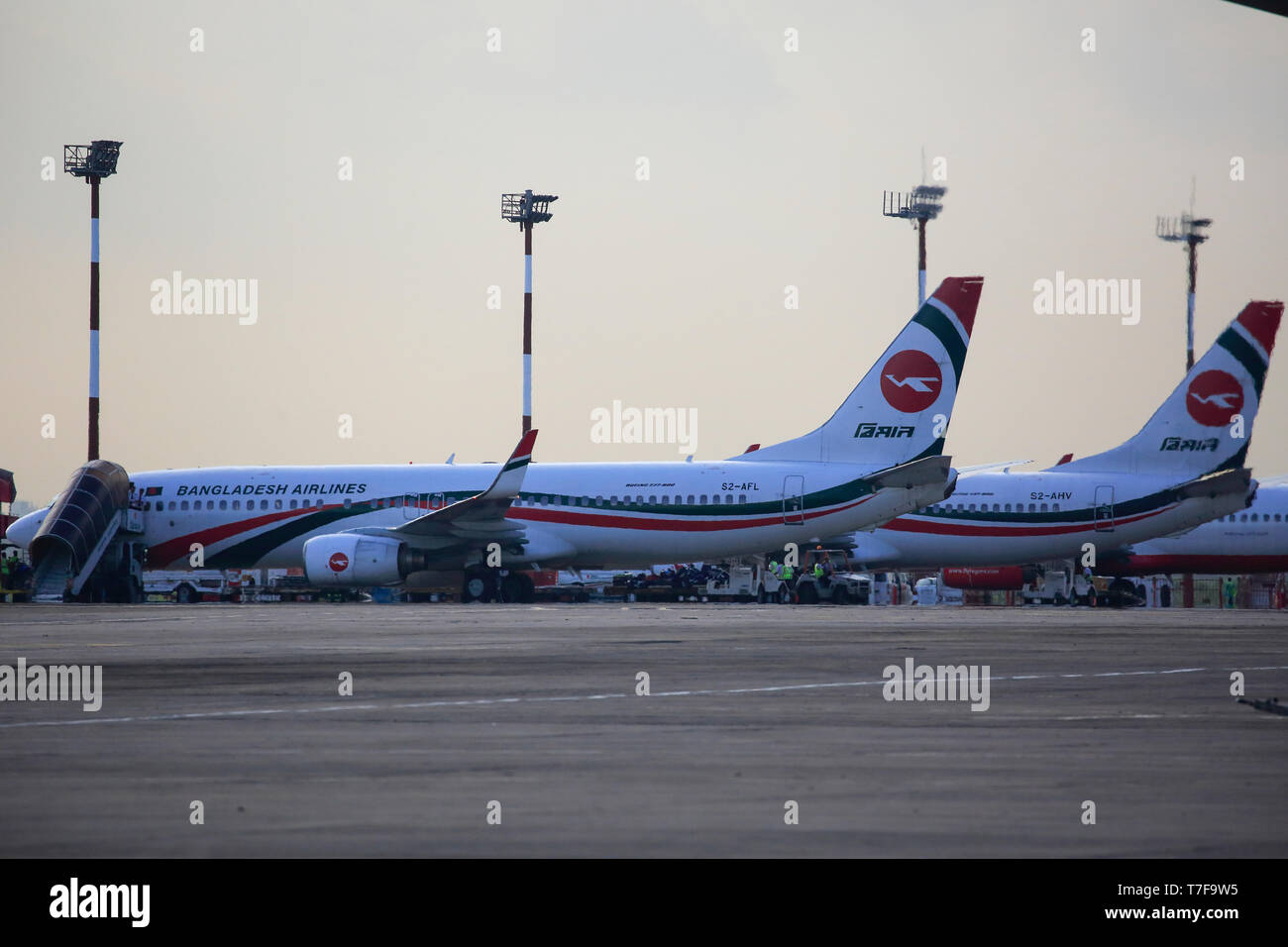 Biman Bangladesh Airlines Boeing 737-800 aeromobili a Hazrat Shahjalal Hazrat Shahjalal International Airport a Dhaka, nel Bangladesh. Foto Stock