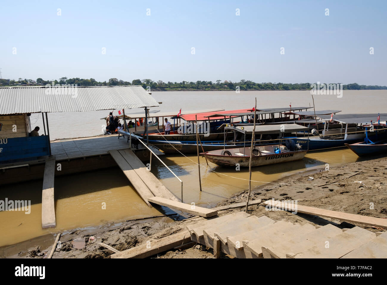 Madre de Dios Dock in traghetto sul fiume di Madre de Dios in Puerto Maldonado, bacino amazzonico, Perù Foto Stock