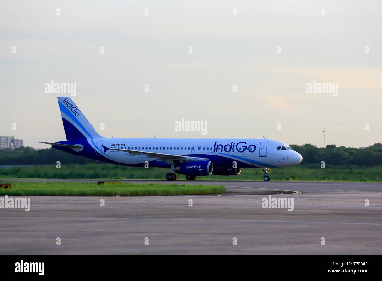 Un Indigo un aeromobile di tipo Airbus A320 subito dopo lo sbarco a Hazrat Shahjalal Hazrat Shahjalal International Airport a Dhaka, nel Bangladesh. Foto Stock