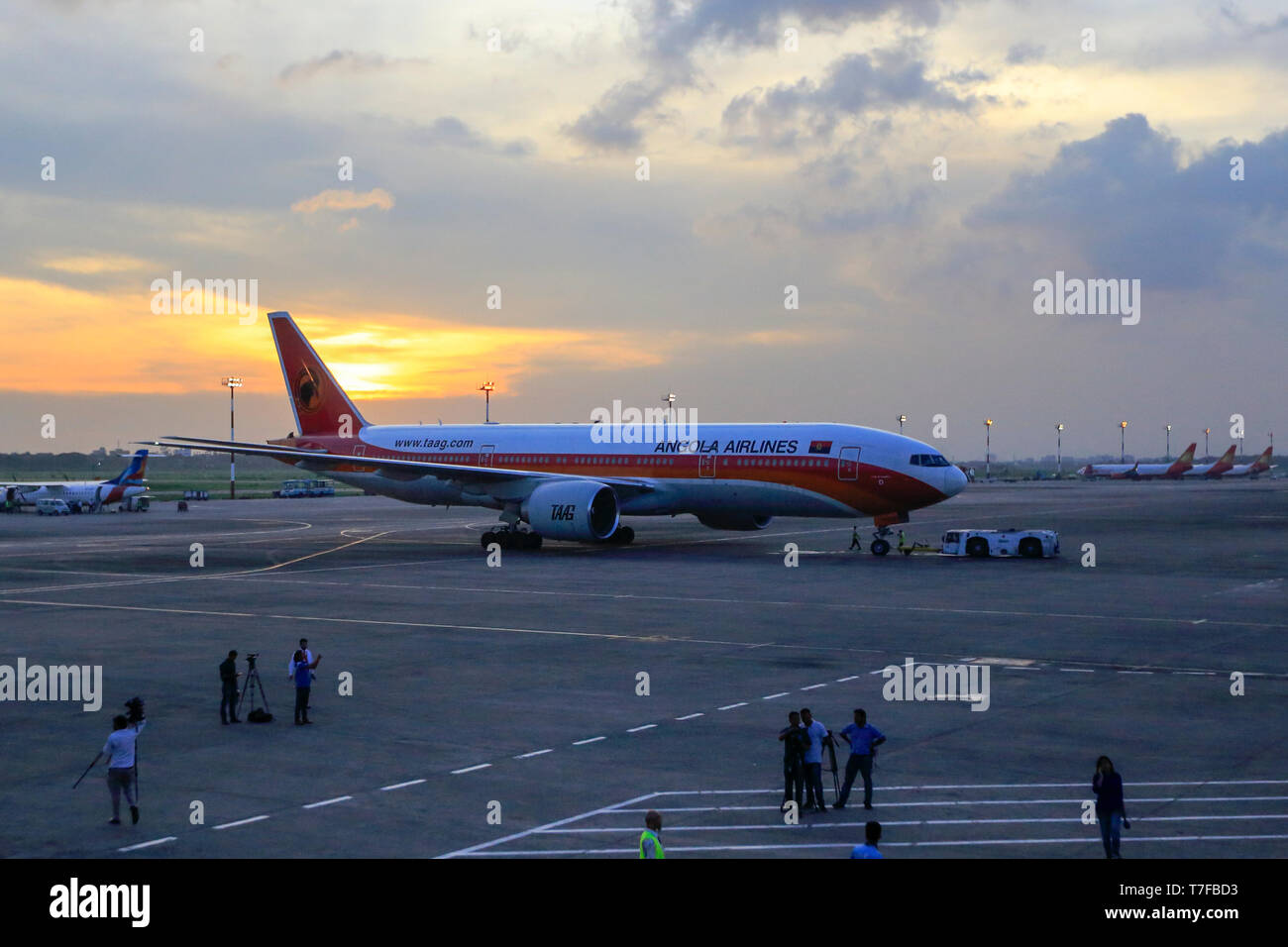 Un tag Angola Airlines Boeing 777-200 ER aeromobili a Hazrat Shahjalal Hazrat Shahjalal International Airport a Dhaka, nel Bangladesh. Foto Stock