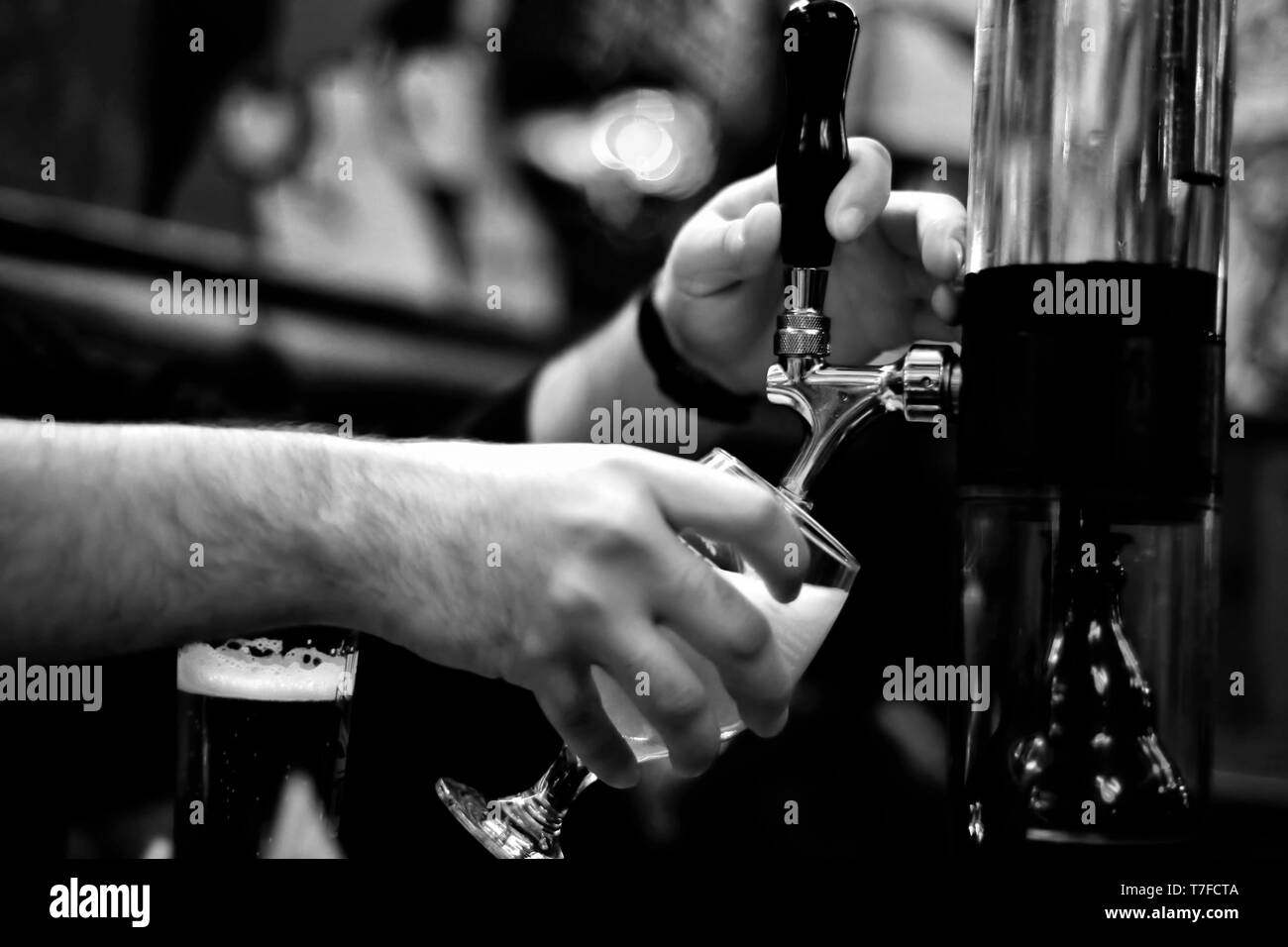 Rubinetto di birra e una birra al pub in bianco e nero vista ravvicinata Foto Stock