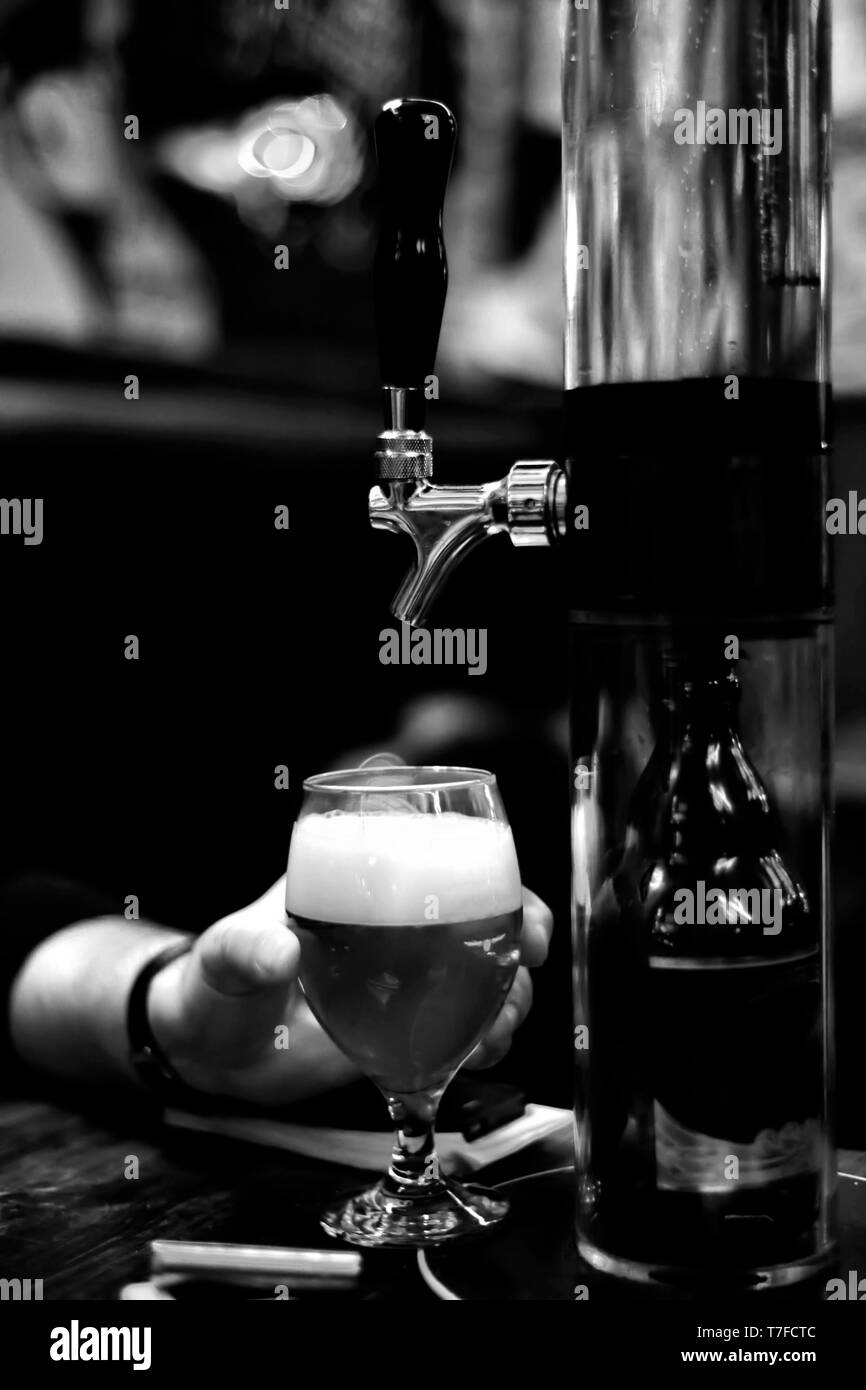 Rubinetto di birra e una birra al pub in bianco e nero vista ravvicinata Foto Stock