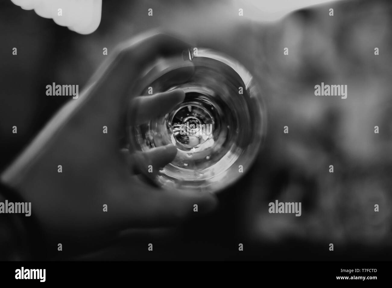 Rubinetto di birra e una birra al pub in bianco e nero vista ravvicinata Foto Stock