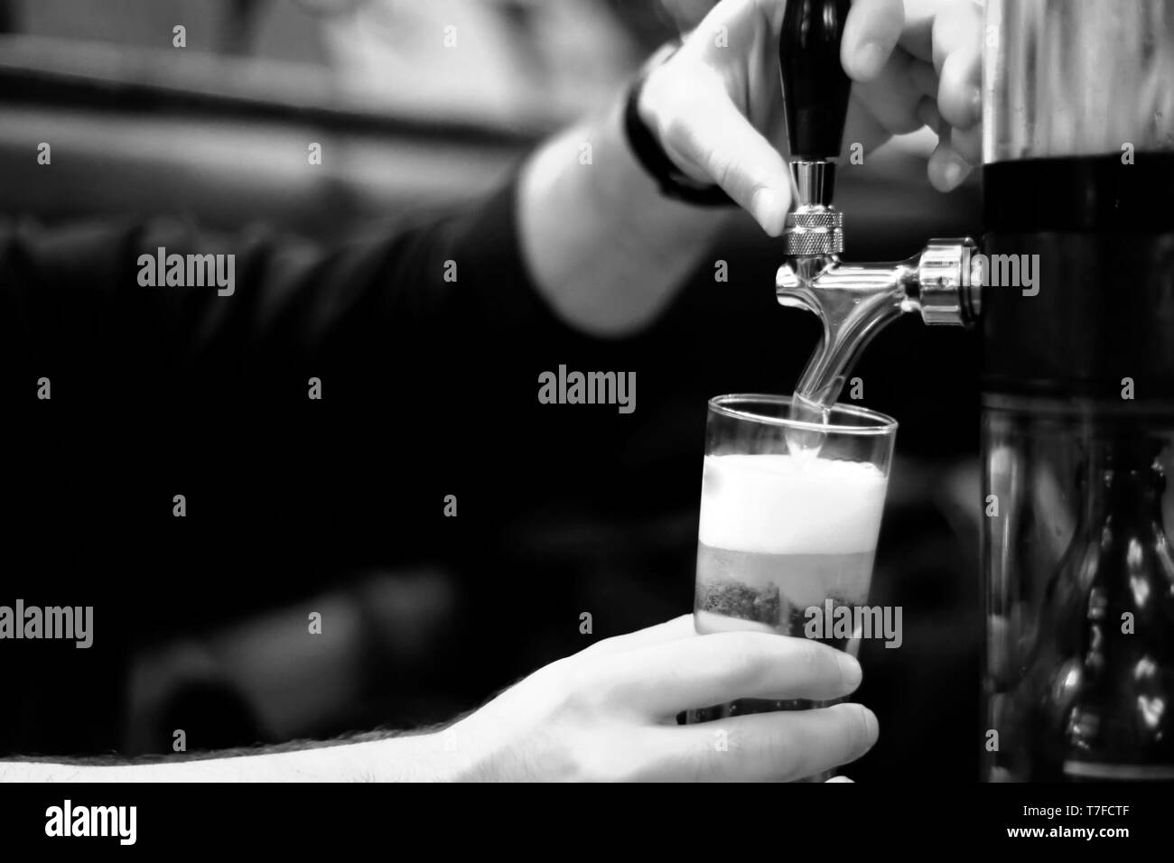 Rubinetto di birra e una birra al pub in bianco e nero vista ravvicinata Foto Stock