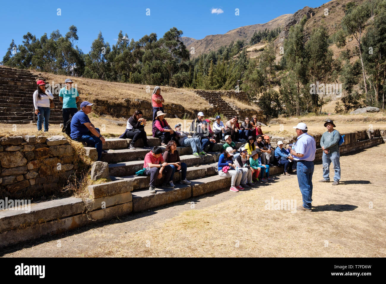 Tour guidato sulla piazza principale del sito archeologico di Chavín de Huántar in Perù Foto Stock