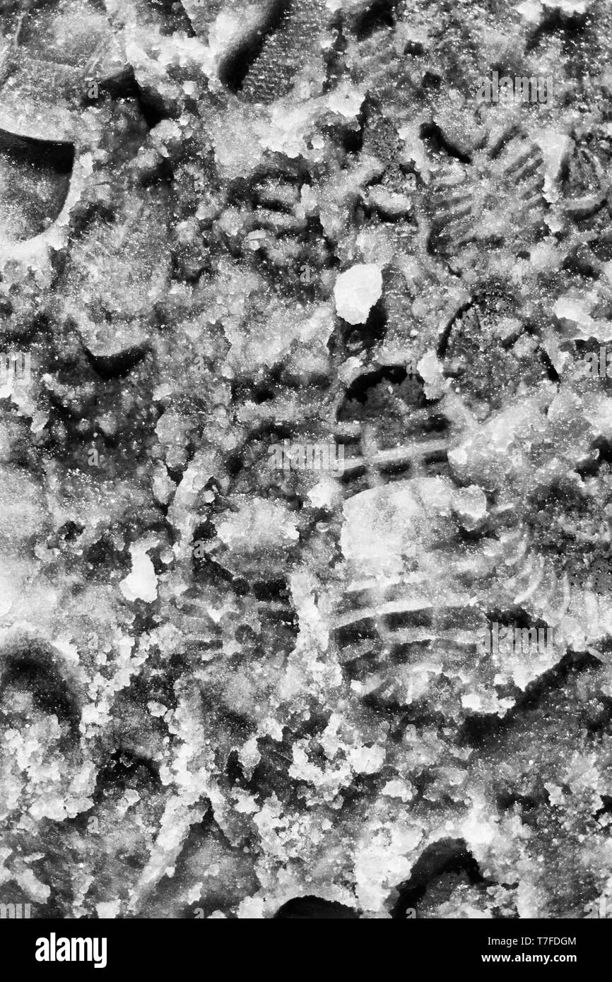 Impronte sulla strada innevata Foto Stock