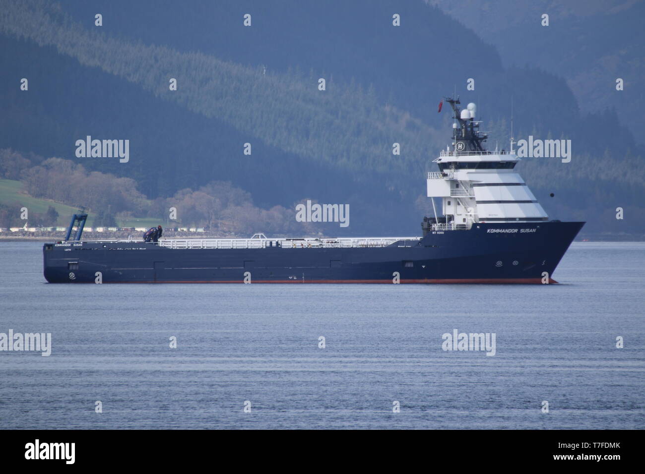 Kommandor Susan, di ricerca e di sondaggio/offshore recipiente di alimentazione azionata da Hays navi ancorate al largo di Gourock durante l'esercizio comune della Warrior 19-1. Foto Stock