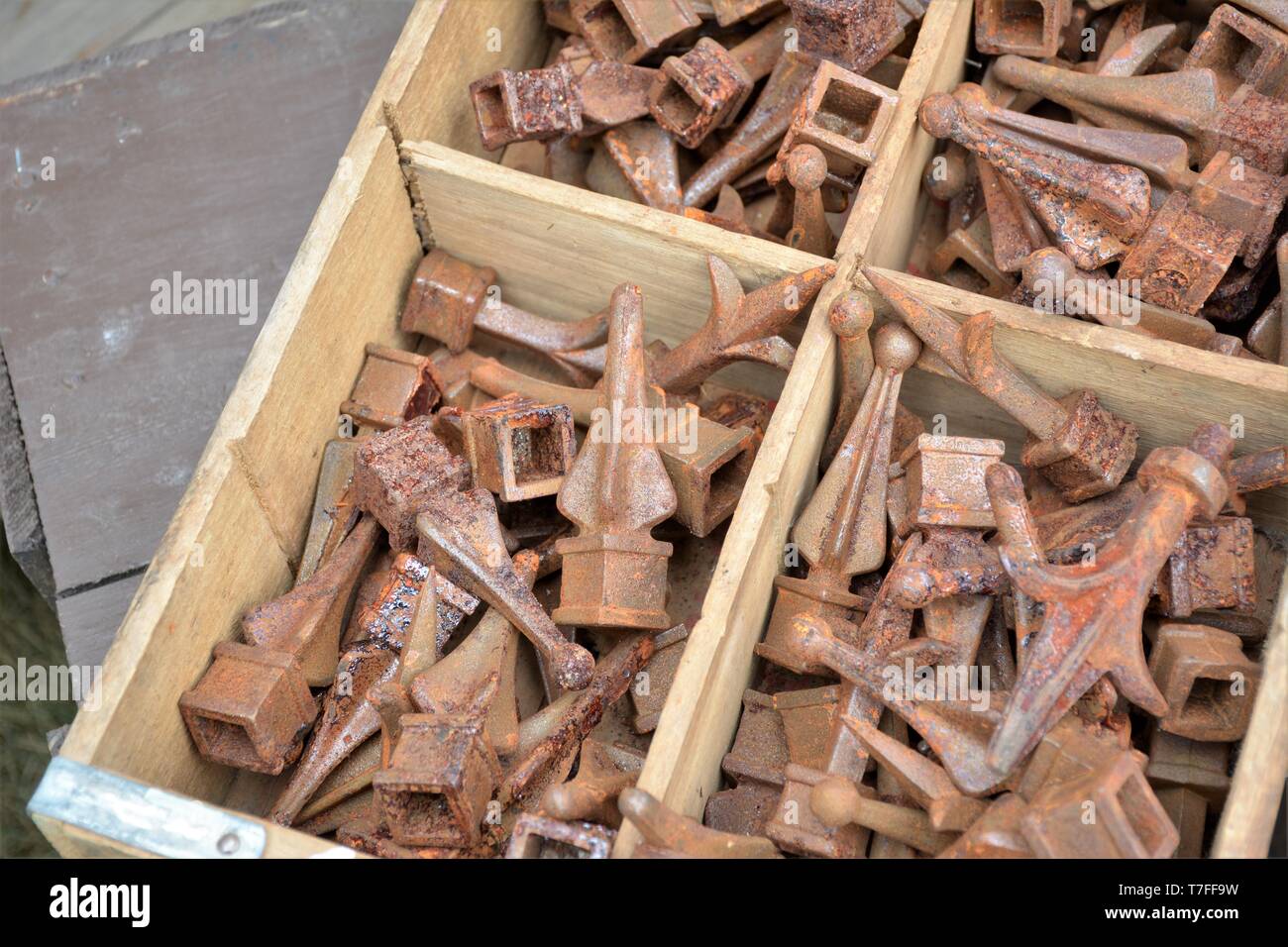 Recinzione metallica post caps che sono ferro e arrugginita Foto Stock