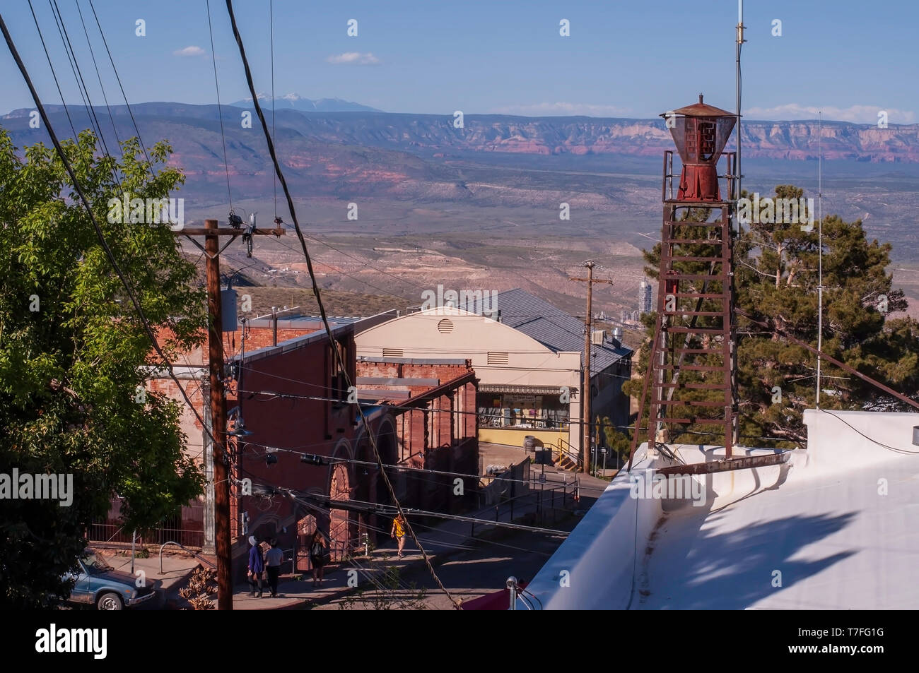 Una strada in vista Jerome, Arizona, Stati Uniti d'America con la Coconino National Forest in background Foto Stock