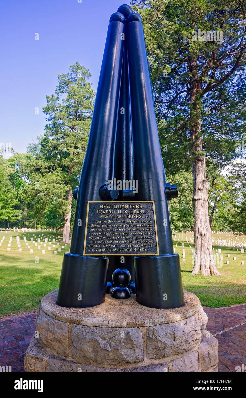 Un memoriale di 32 palle di cannone segna il punto in cui gen. Ulysses S. Grant ha fatto il suo quartier generale a Sciloh National Military Park a Sciloh, nel Tennessee. Foto Stock