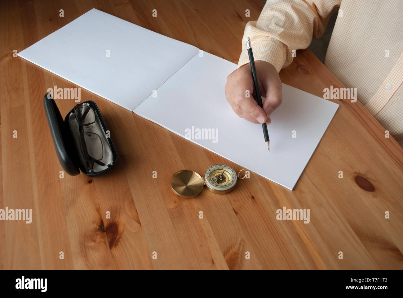 L'uomo la scrittura a mano vicino. L uomo alla ricerca di opportunità di lavoro. Scienziato ricercando il concetto di processo. Preparazione esame concetto. Scrittore. Idea di istruzione Foto Stock