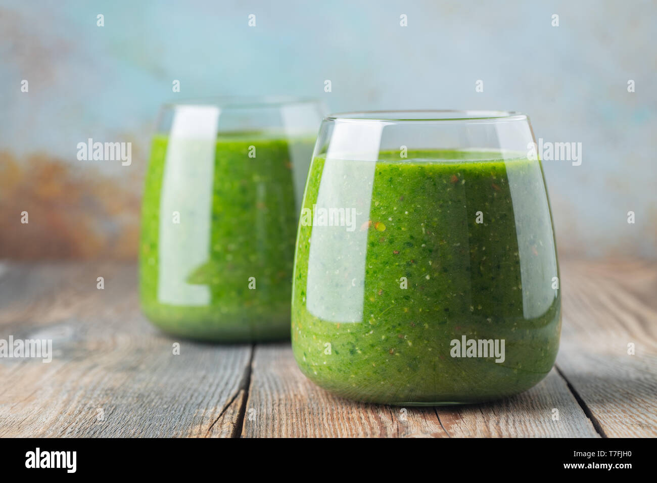 Il verde fresco frullato sano con frutta e verdura la dieta detox concetto. Foto Stock