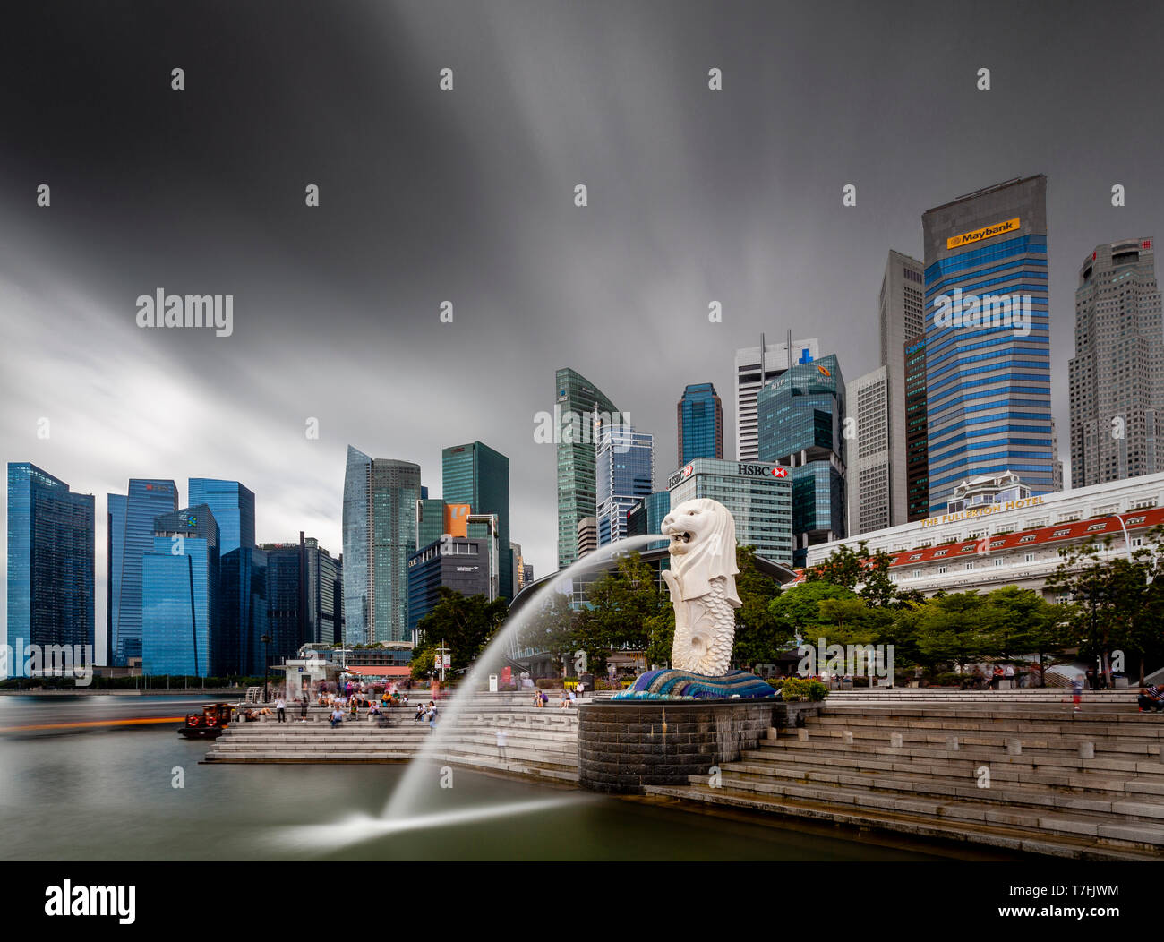 La statua Merlion e dello skyline di Singapore, Singapore, Sud-est asiatico Foto Stock