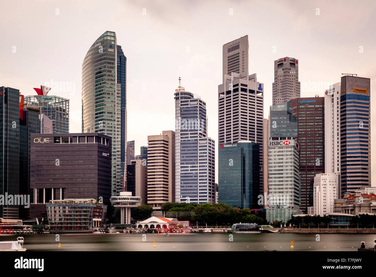 La skyline di Singapore da Marina Bay, Singapore, Sud-est asiatico Foto Stock