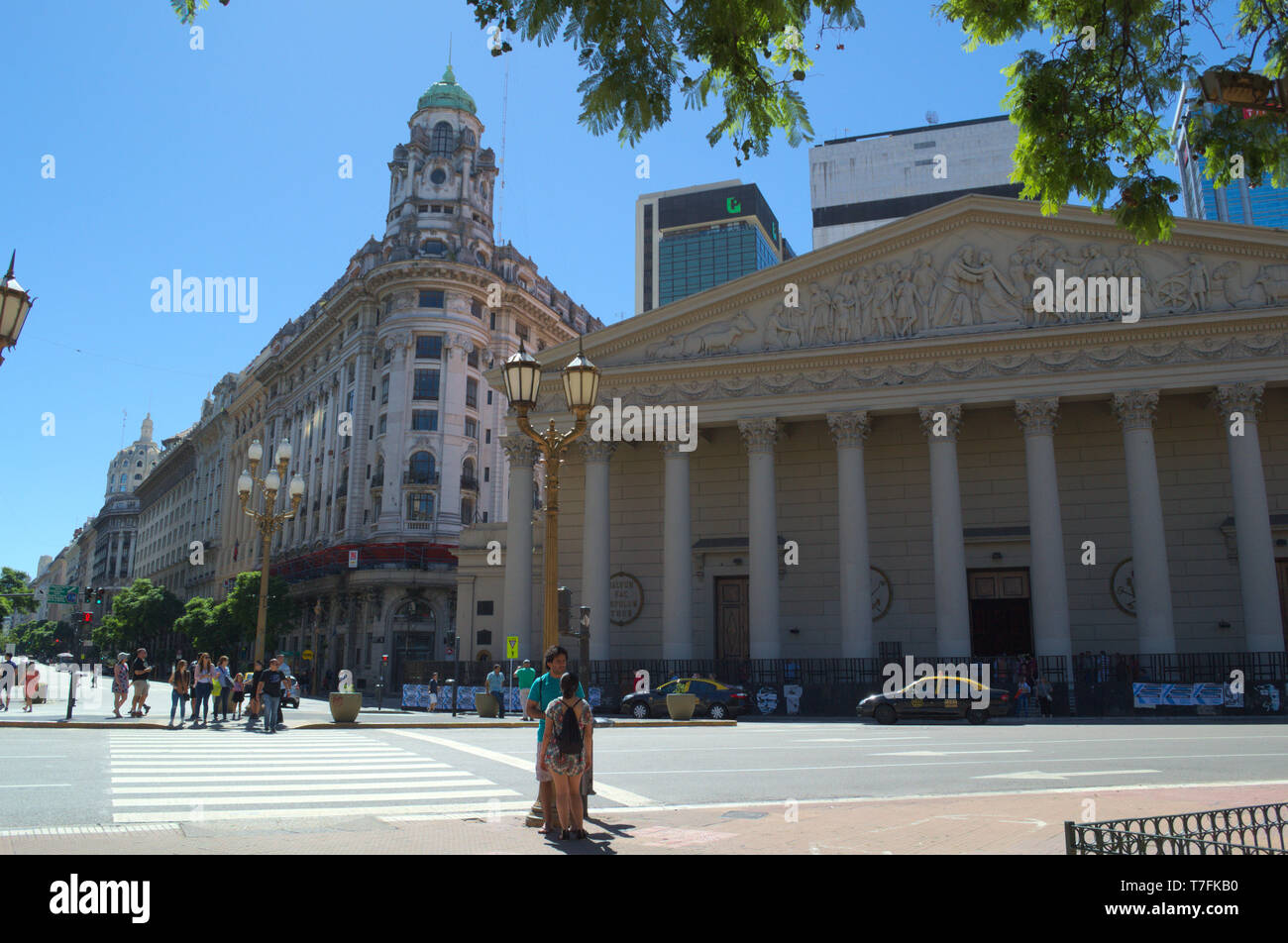 Vista esterna della Cattedrale di Buenos Aires, che mostra la sua struttura di architettura neoclassica, in contrasto con lo stile europeo della costruzione nel retro. Foto Stock