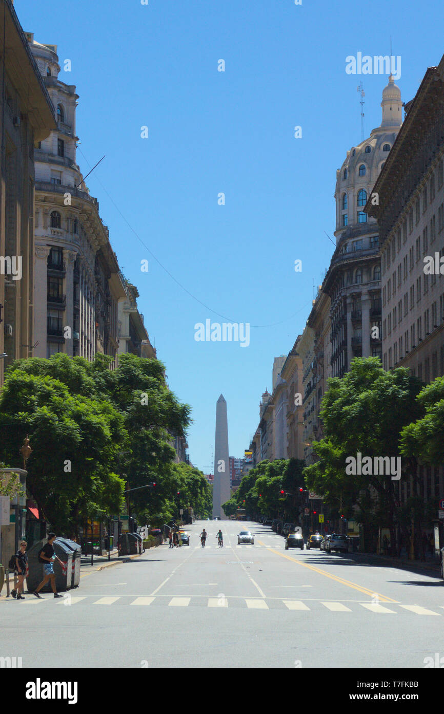 Un colpo di Av. Saenz Peña. L'Obelisco di Buenos Aires può essere visto in lontananza. Foto Stock