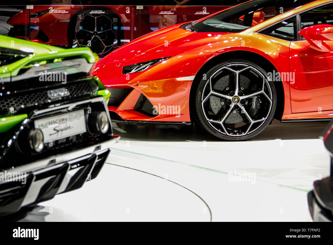 2019 Shanghai Auto Show Orange Lamborghini Huracán Green Huracán Evo Spider Foto Stock