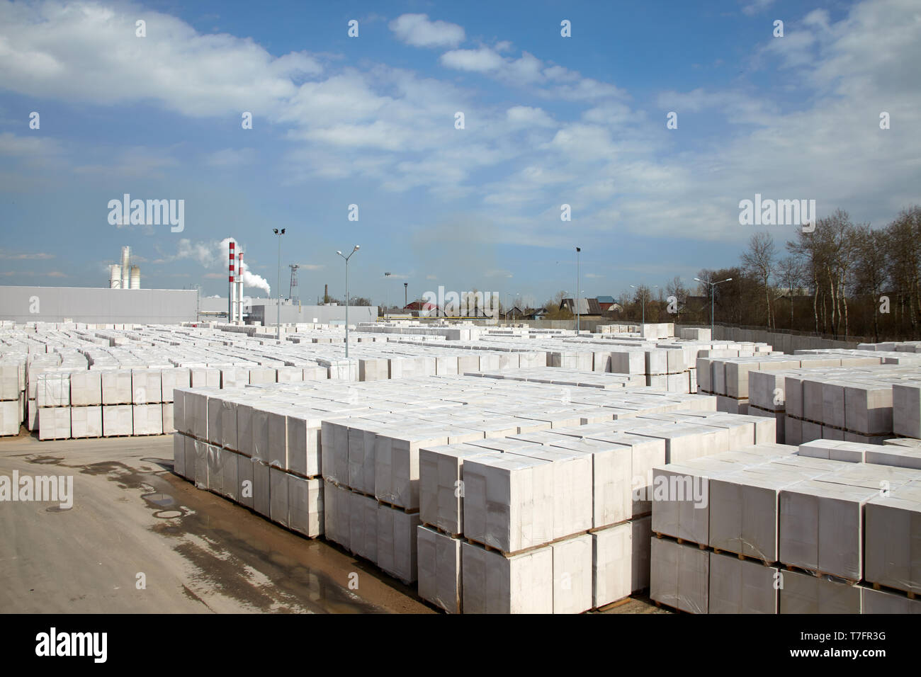 Vista della fabbrica di produzione di vegetali autoclavato calcestruzzo aerato. Molti pacchetti di blocchi su pallet mettere uno sull'altro in un magazzino esterno. Vista superiore Foto Stock