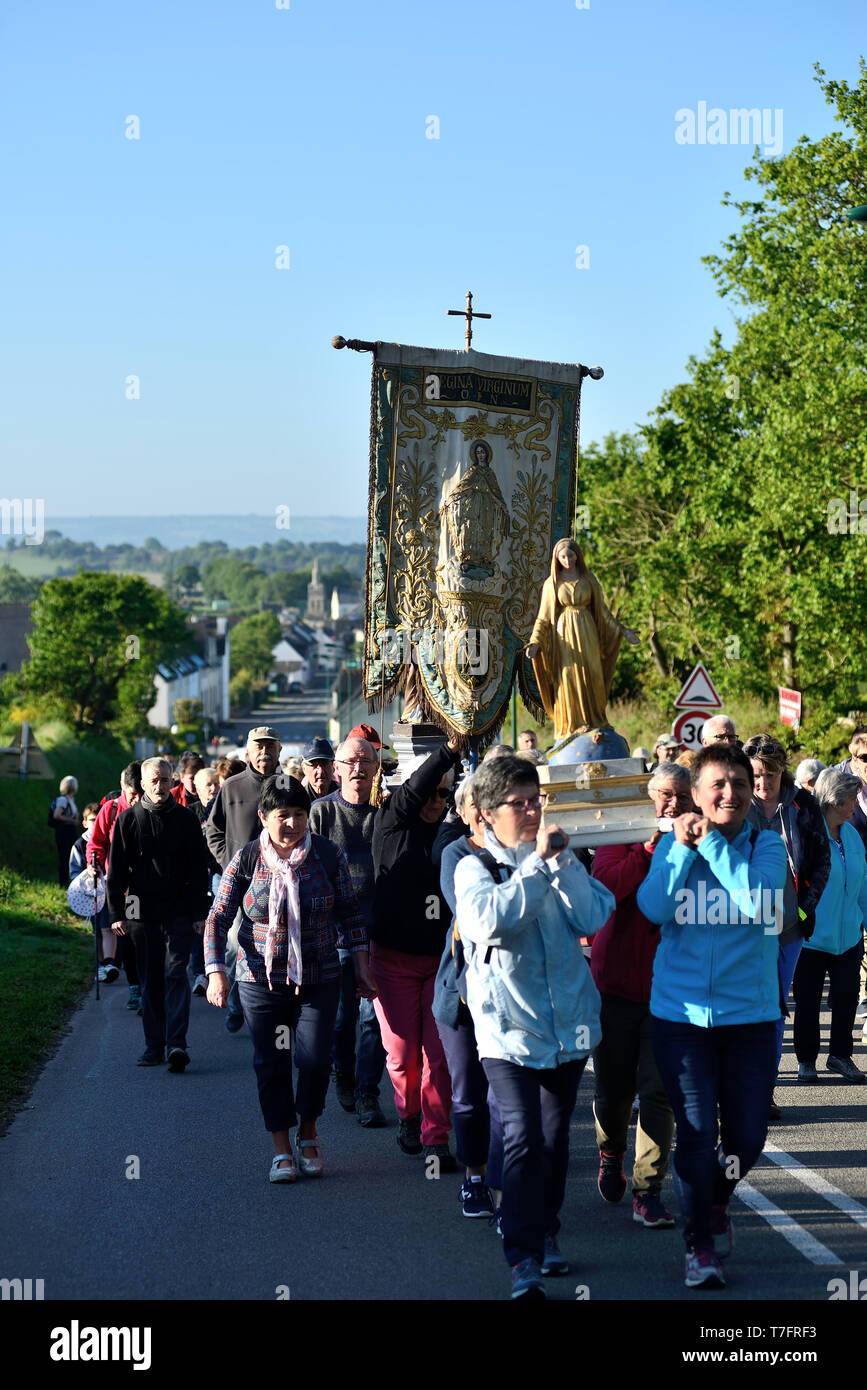 Landeleau (Bretagna, a nord-ovest della Francia), su 2018/05/20: annuale Domenica di Pentecoste ÒTromenieÓ Breton perdono. ÒTro ar relegouÓ processione attorno al villaggio Foto Stock