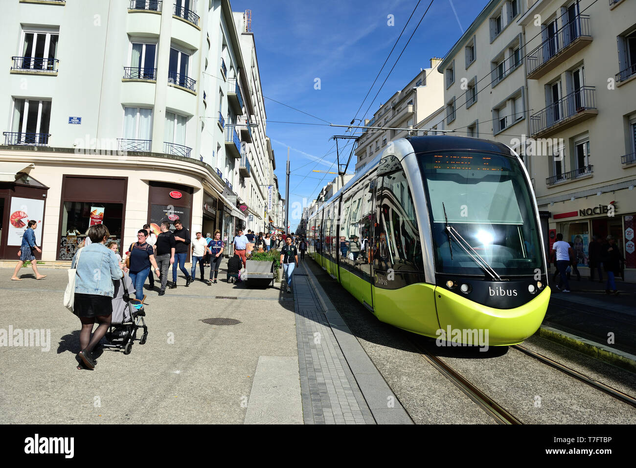 Brest (Bretagna, a nord-ovest della Francia): tram e pedoni in 'rue de SiamÓ street, nel centro della città Foto Stock