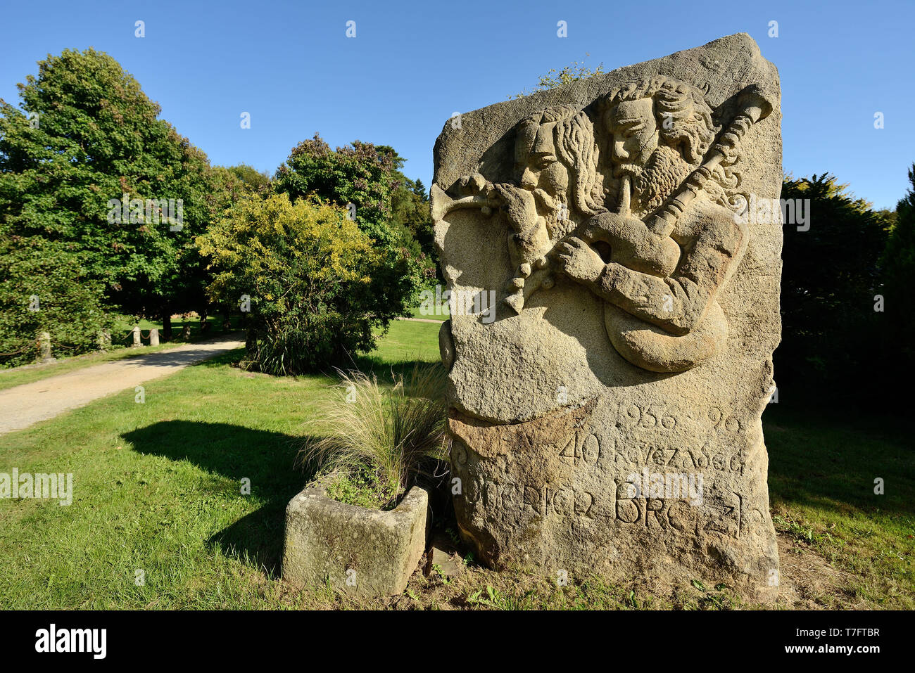 Gourin (Bretagna, a nord-ovest della Francia): statua raffigurante il bretone sonneurs scolpita in occasione del Sonneurs Gourin dal concorso. Il granito scu Foto Stock