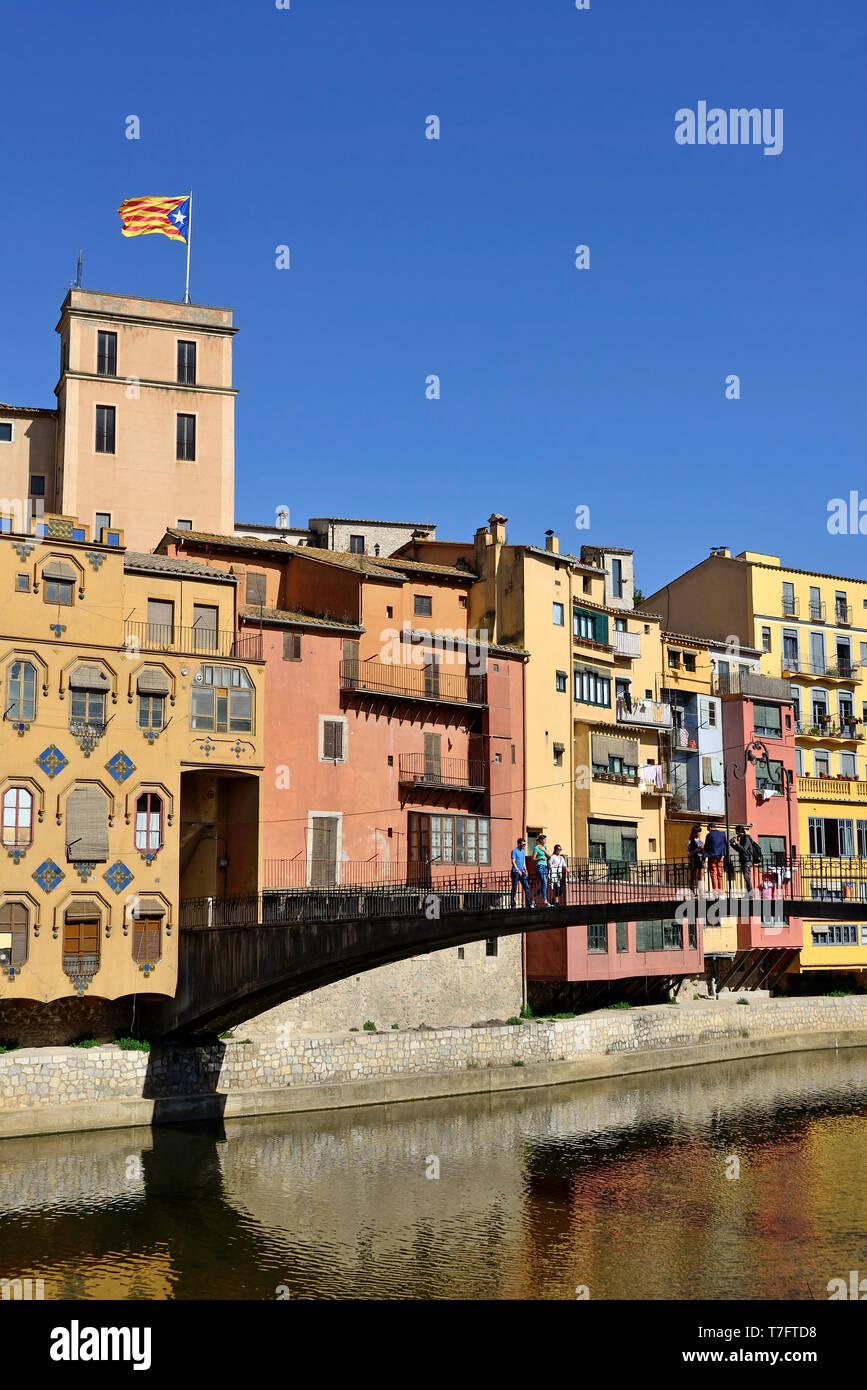 In Spagna, in Catalogna: panoramica della città di Girona e la sua tradizionale vecchie case con facciate colorate sulle rive del fiume Onyar Foto Stock