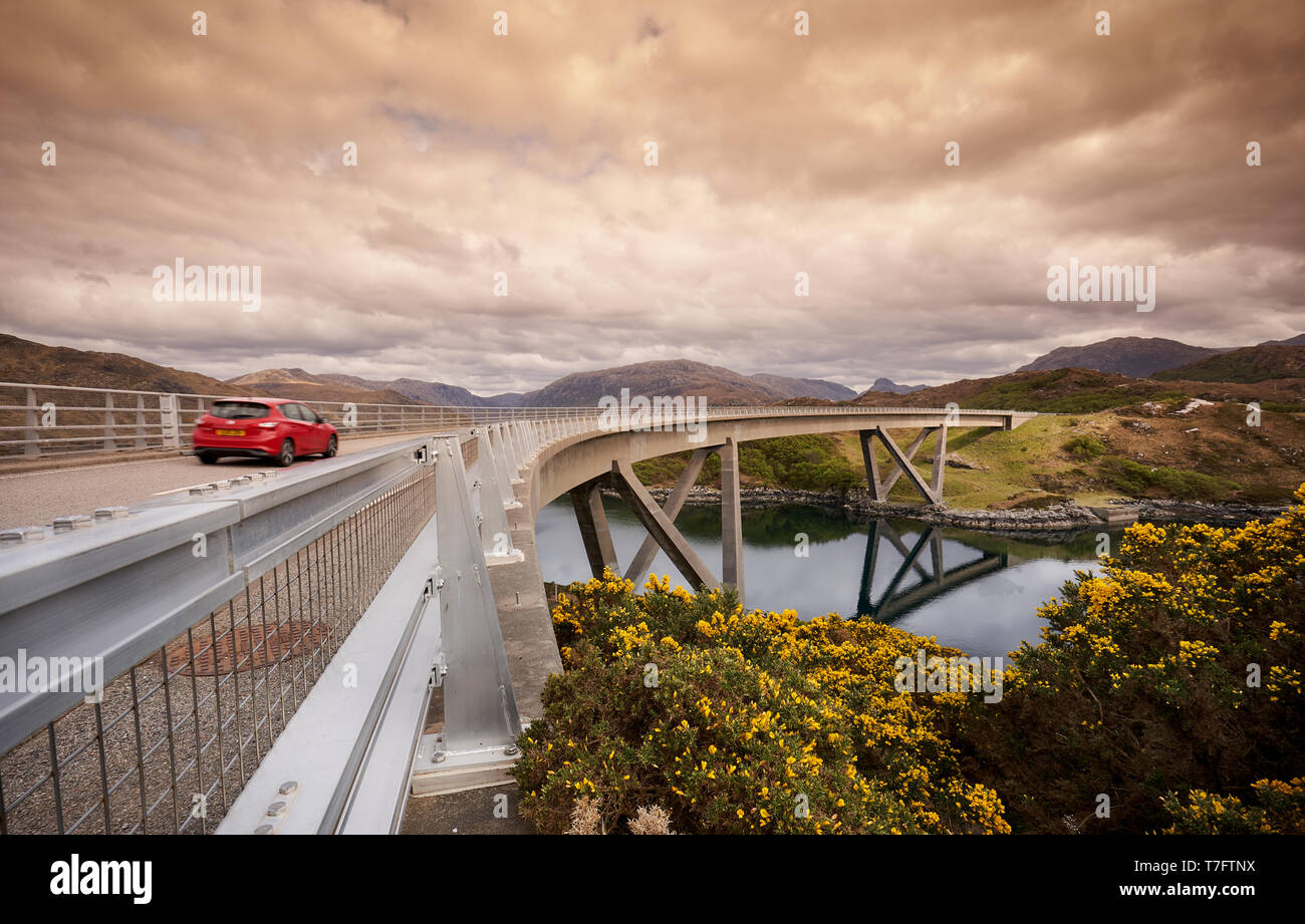 Kylesku ponte sopra il Loch un Chairn Bhain in Sutherland, Scozia, parte della costa Nord 500 scenic drive Foto Stock