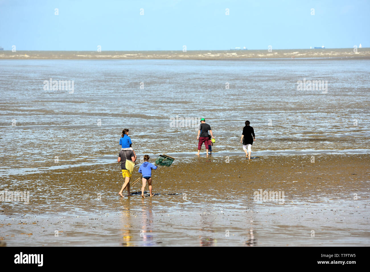 Chatelaillon-Plage (centro-ovest della Francia): persone di pesca dalla riva con la bassa marea Foto Stock