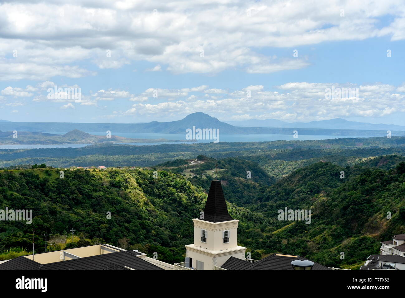 Vista dello skyline di intorno a Tagaytay City Hightland al giorno, Filippine Foto Stock