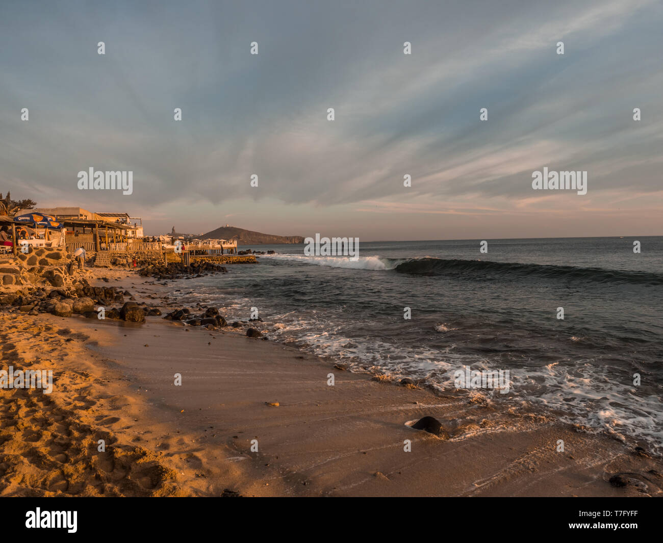 Dakar, Senegal - Febbraio 2, 2019: Tramonto sulla costa atlantica a Dakar e ristoranti costieri in background, Senegal, Afrika Foto Stock