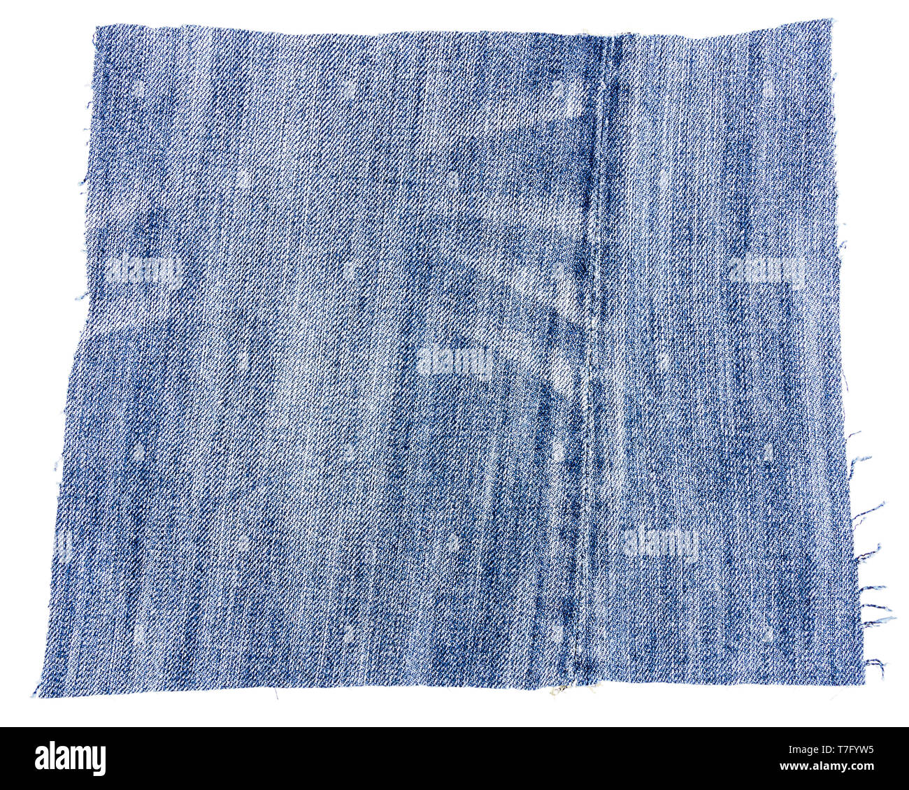Pezzo di light blue jeans tessuto isolato su sfondo bianco. Ruvida bordi irregolari. Foto Stock