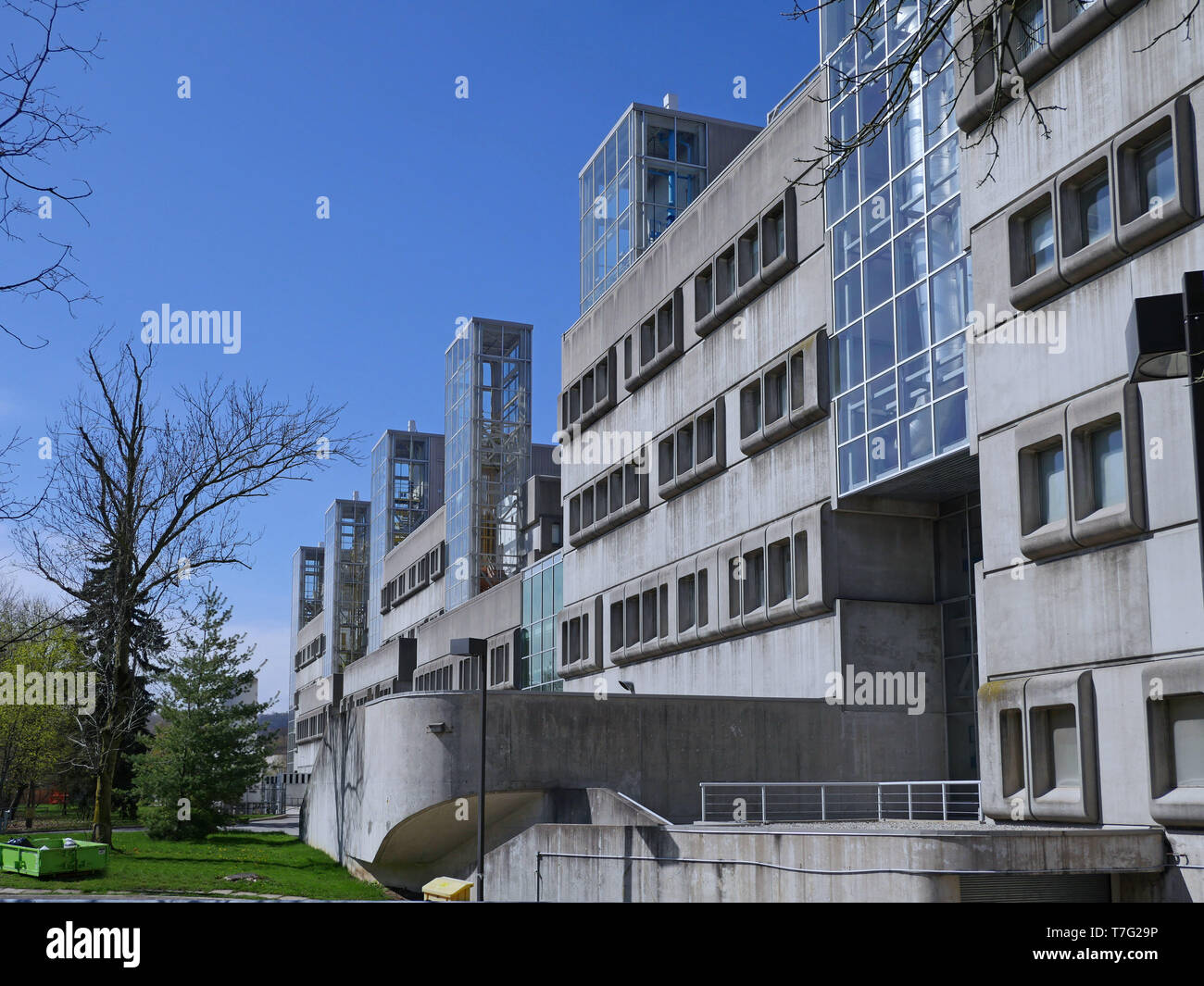 HAMILTON, CANADA - Maggio 2019: l'azienda ospedaliera di McMaster University è in uno stile architettonico moderno in cemento e vetro. Foto Stock