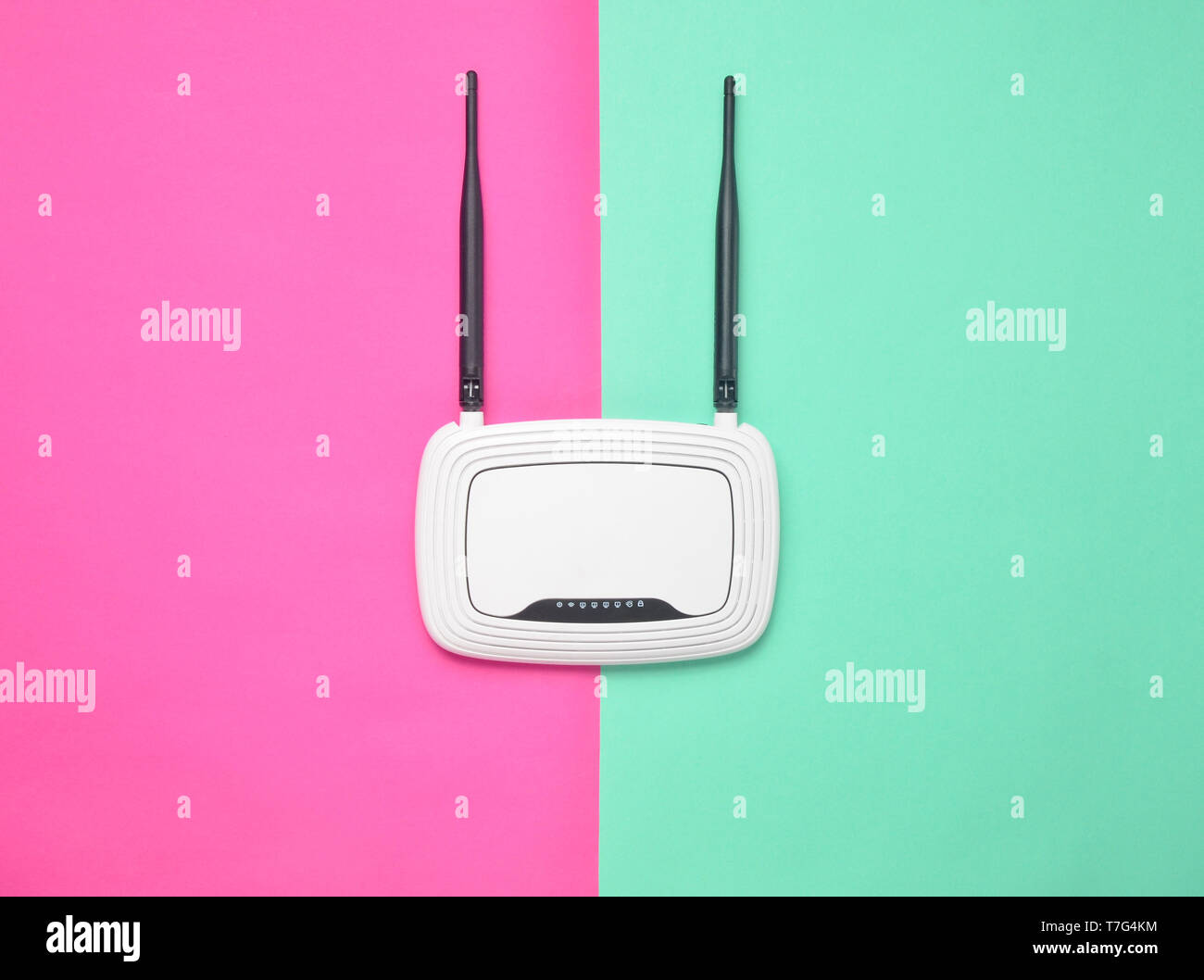 Router Wifi su un pastello colorato sfondo. Andamento del minimalismo. Sempre online. Vista dall'alto. Foto Stock