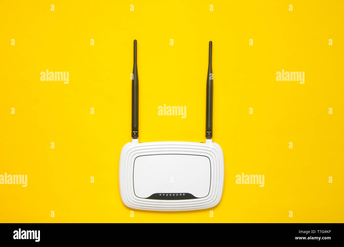 Router Wifi su sfondo giallo. Andamento del minimalismo. Sempre online. Vista dall'alto. Foto Stock