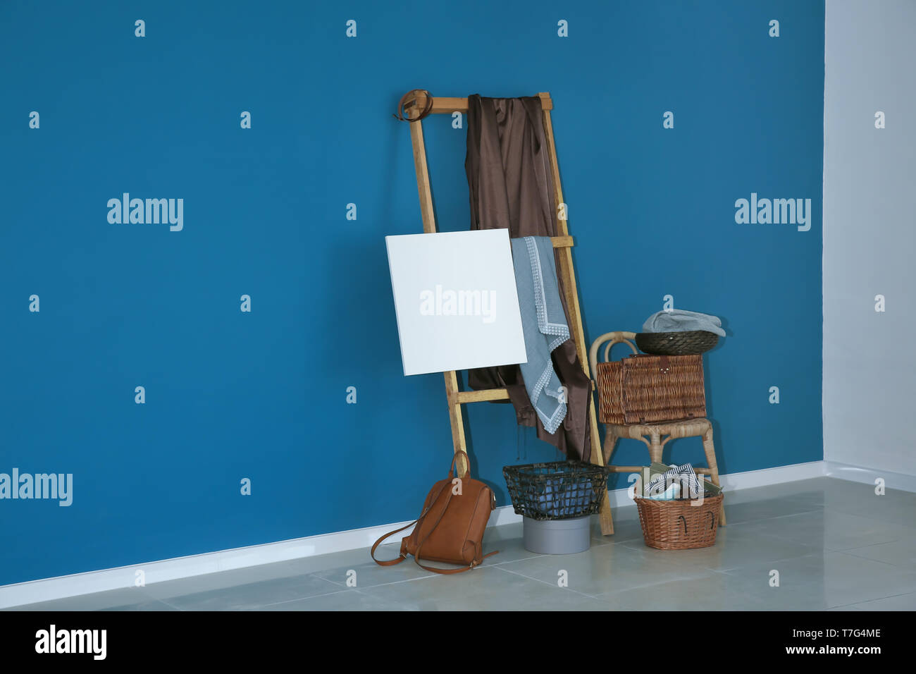 Cavalletto con tela e vestiti in studio dell'artista Foto Stock