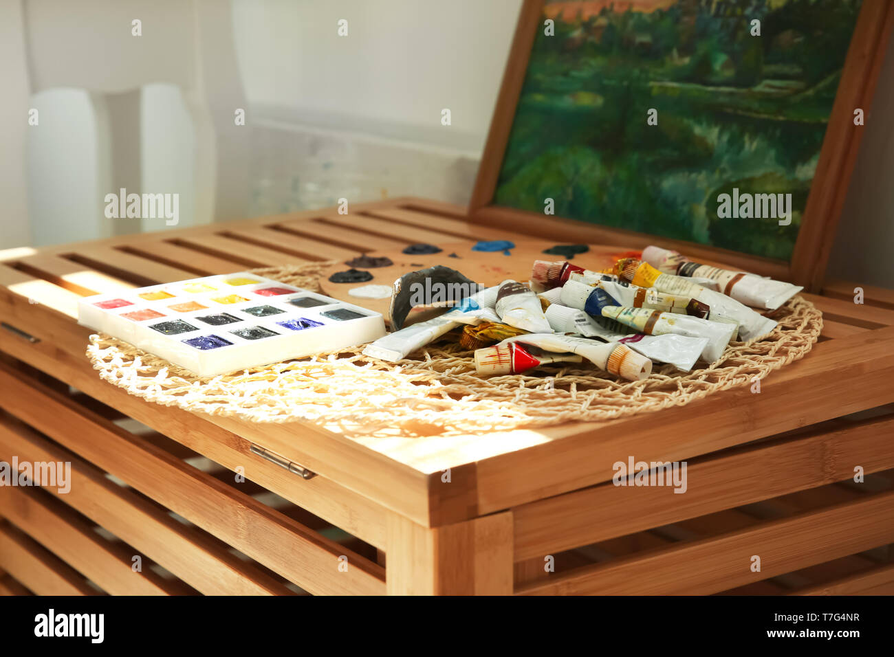 Vernici differenti su una scatola di legno in studio dell'artista Foto Stock