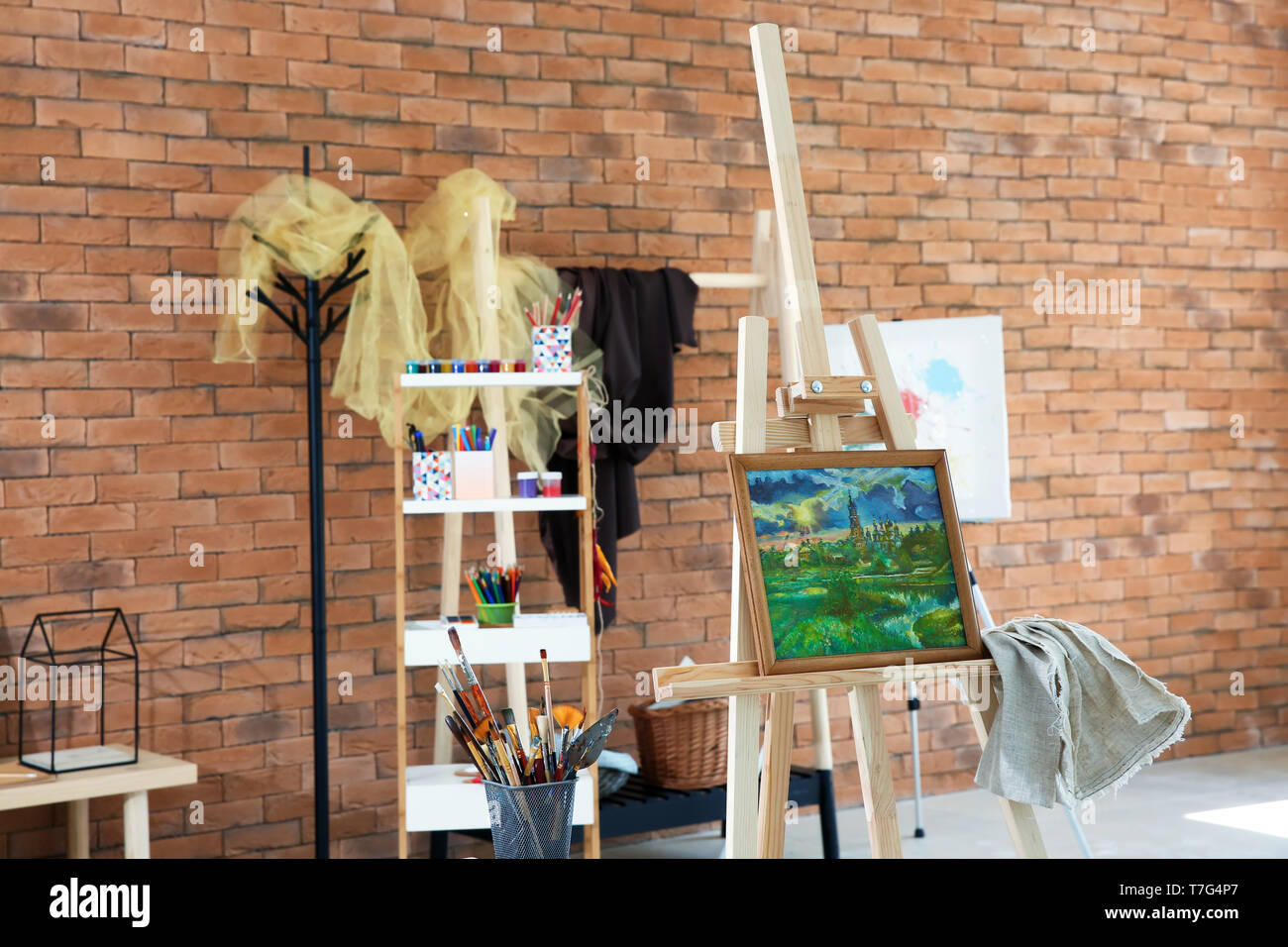 Cavalletto con belle foto in studio dell'artista Foto Stock