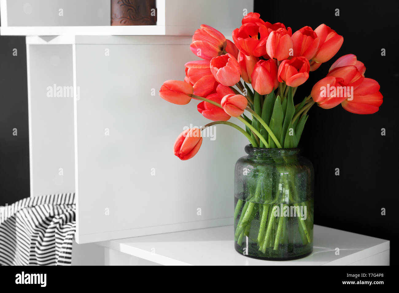 Vaso con bellissimi tulipani sul ripiano in studio dell'artista Foto Stock