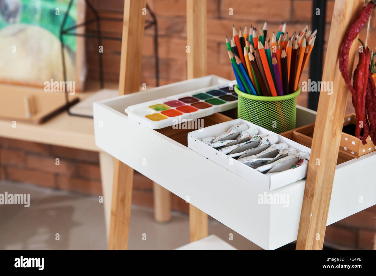 Vernici differenti con matite in studio dell'artista Foto Stock
