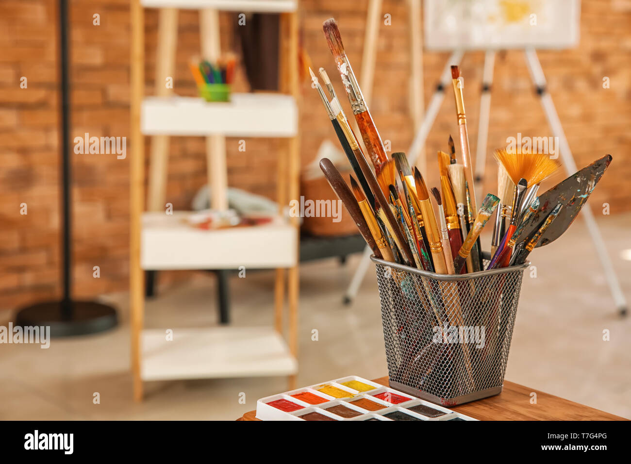 Titolare con strumenti e vernici in studio dell'artista Foto Stock