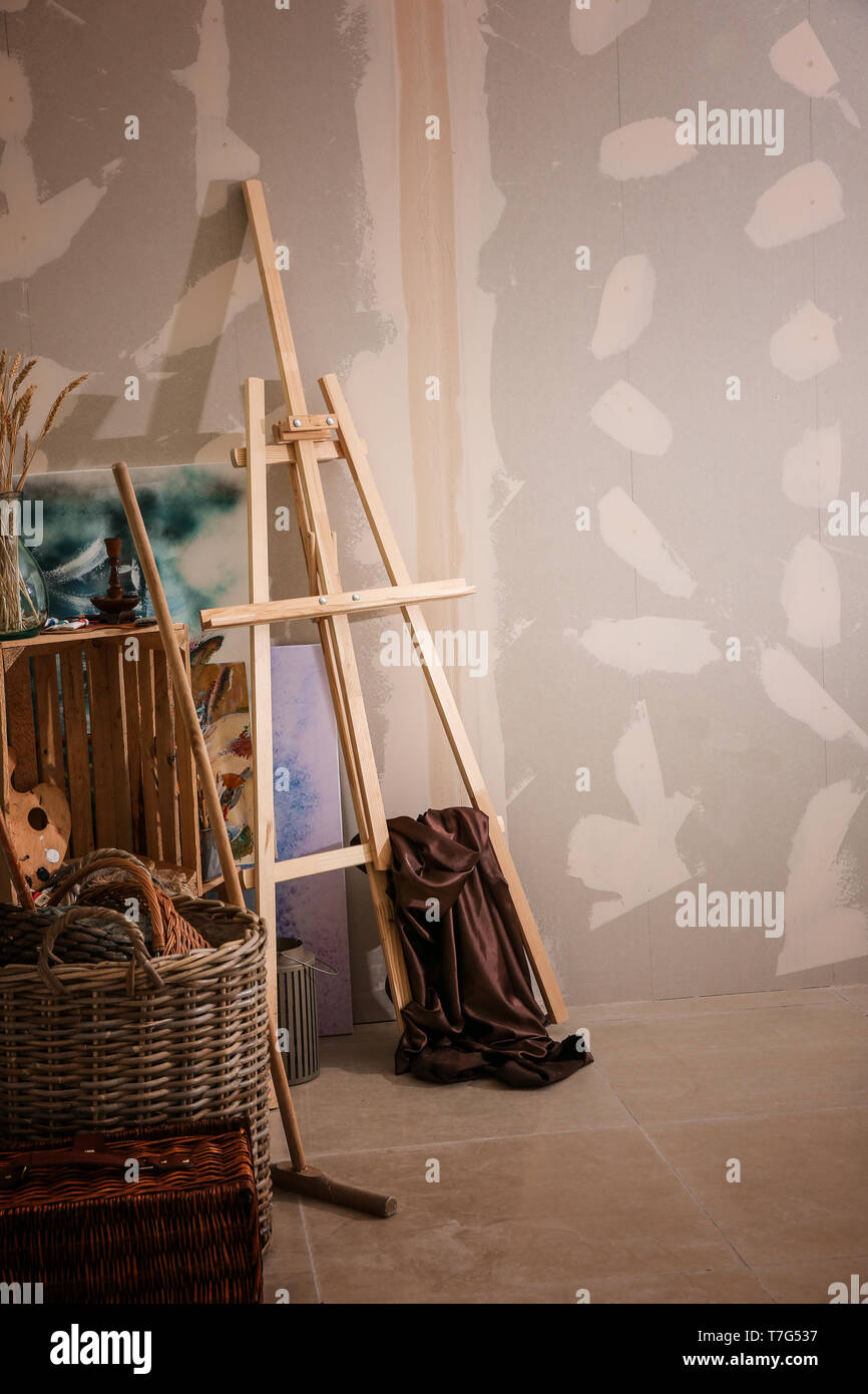 Immagini con artista alimenta in officina Foto Stock