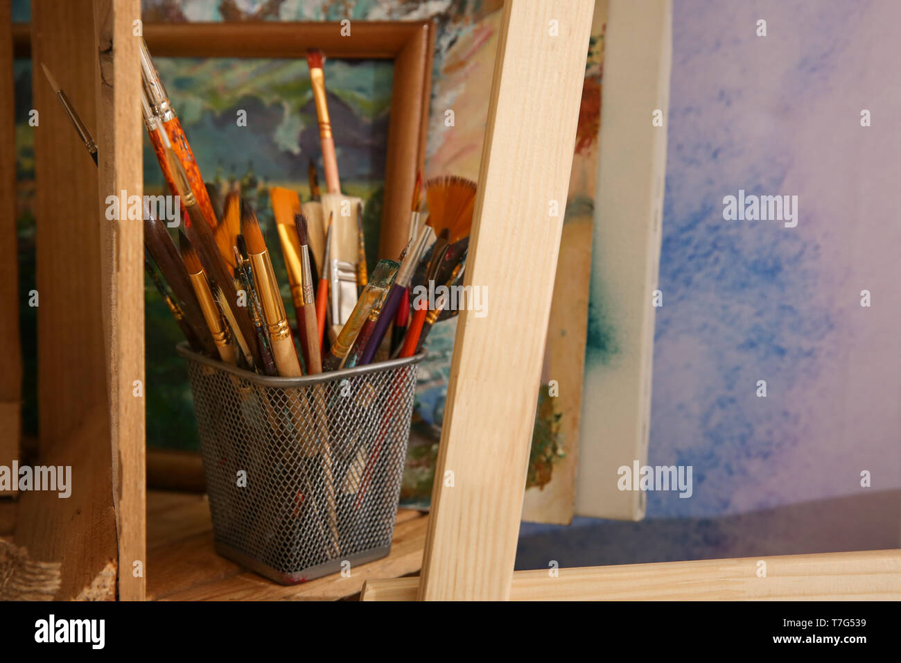 Pennelli per dipingere sul ripiano in studio dell'artista Foto Stock