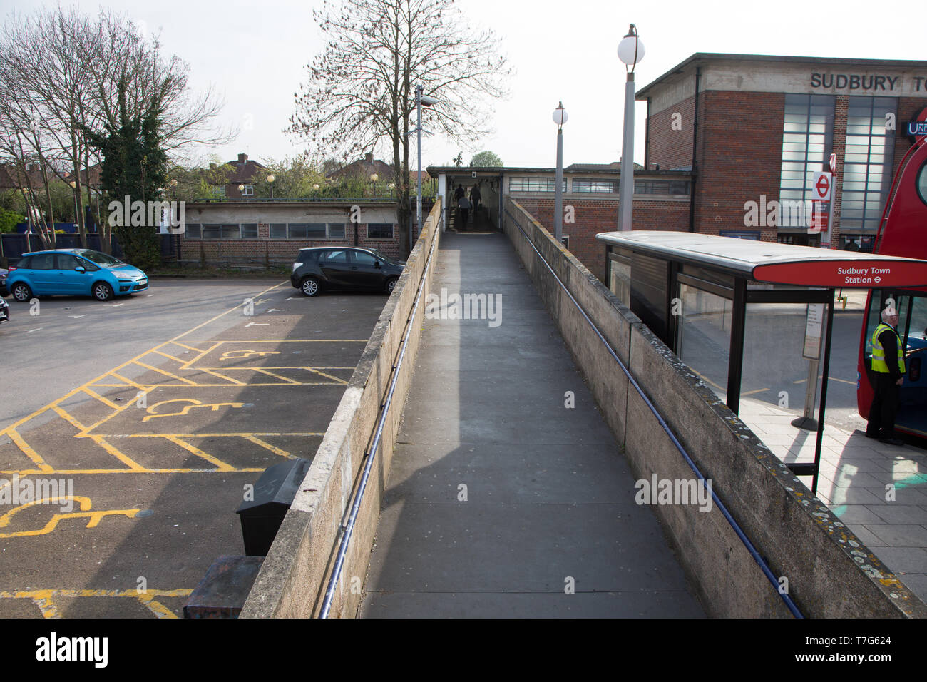 Rampa di Sudbury Town Station, che dà accesso per disabili. Spazio per parcheggio disabili è anche visibile sul parcheggio. Foto Stock