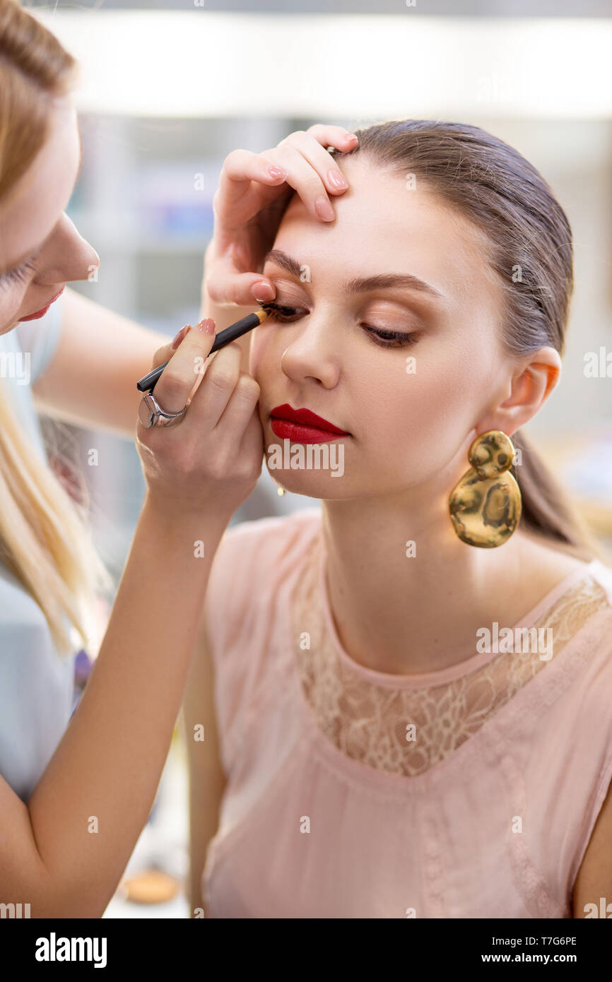 Bella donna attraente la visita di un studio di bellezza Foto Stock