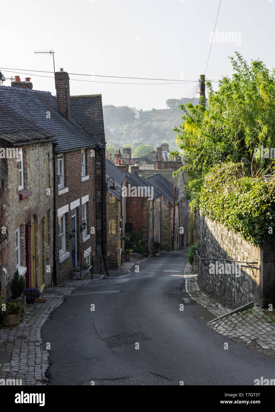 Vecchio cottage lungo il puzzle giardini su Wirksworth town, Derbyshire Peak District UK Foto Stock