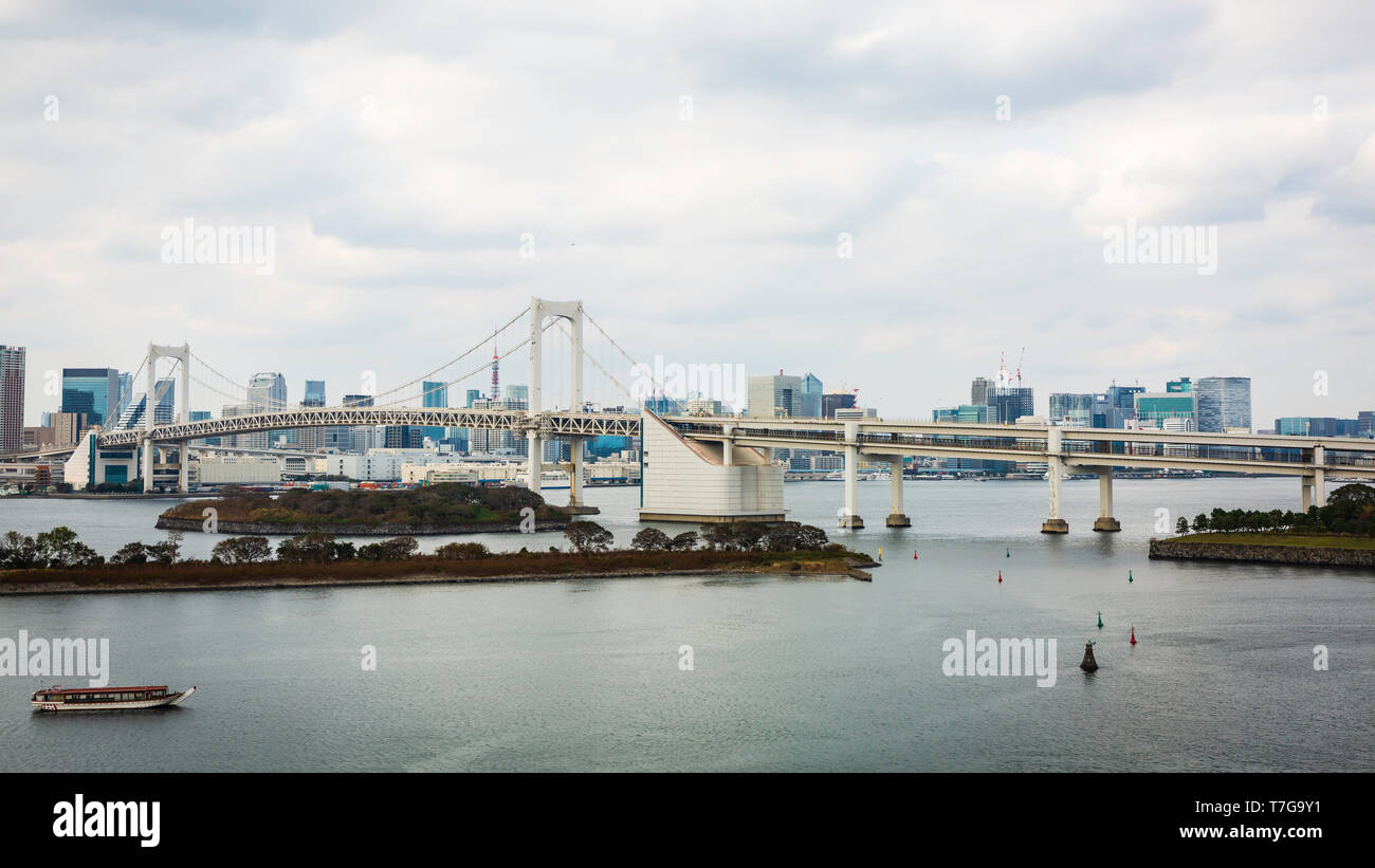 Rainbow Bridge e della Baia di Tokyo a Odaibacity. Tokyo, Giappone. Foto Stock