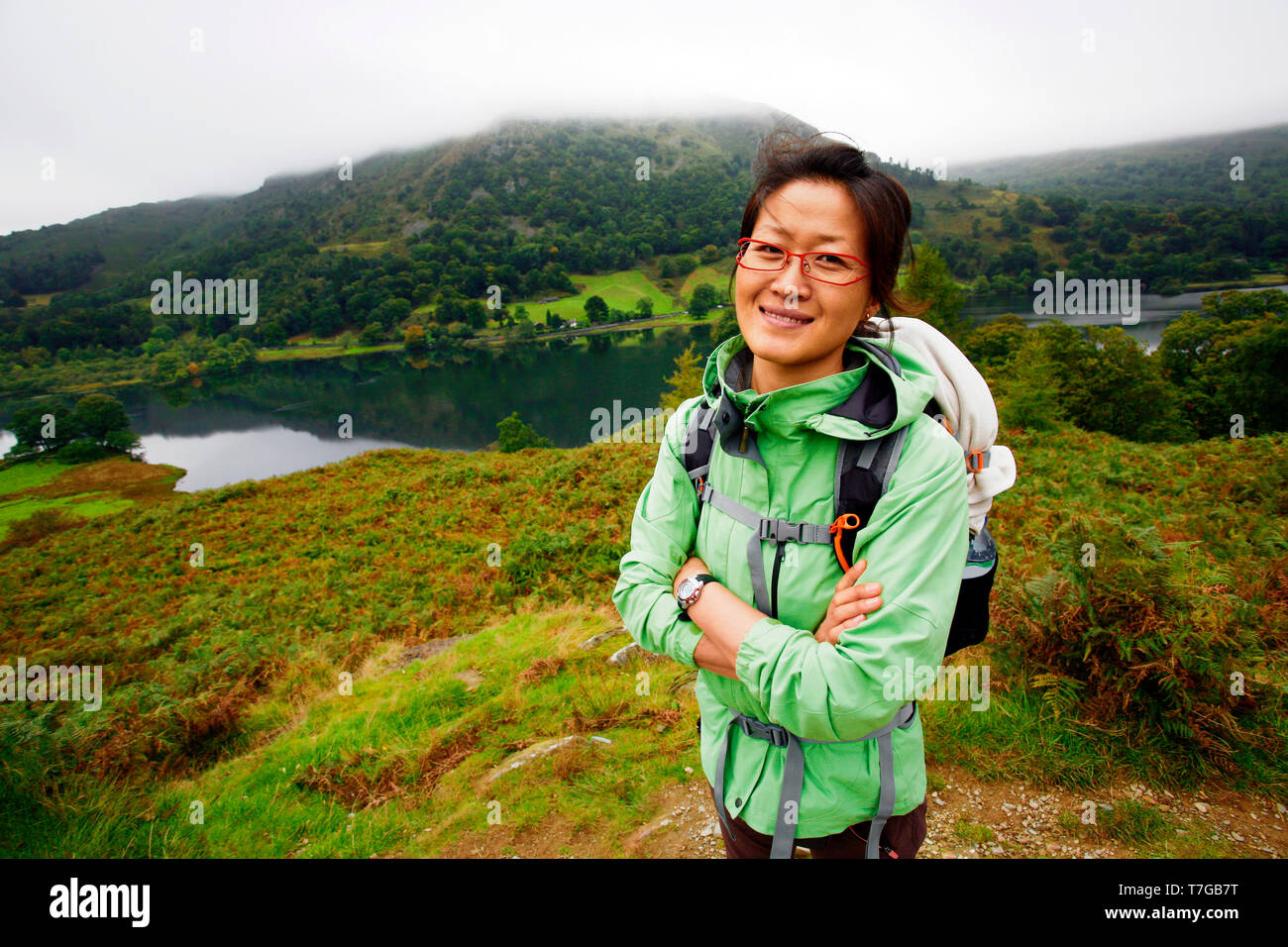 Sorridente East Asian Woman Hiking nel Lake District, Cumbria, Regno Unito. Foto Stock