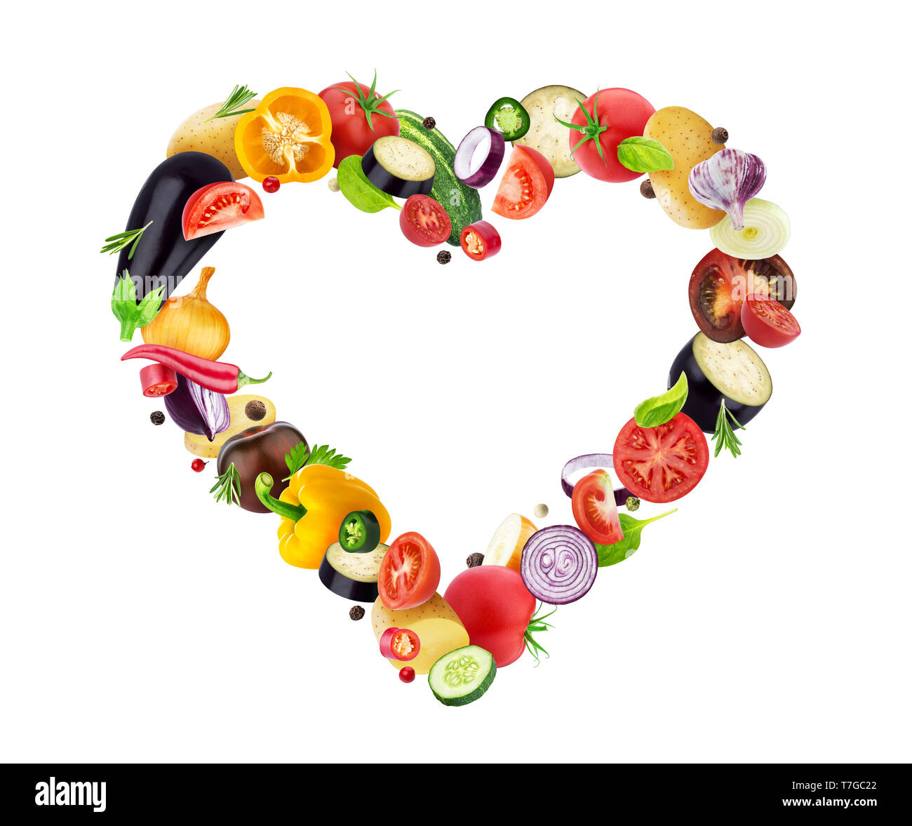 Cuore di diversi ortaggi, isolato su sfondo bianco con percorso di clipping, sano concetto vegetale Foto Stock