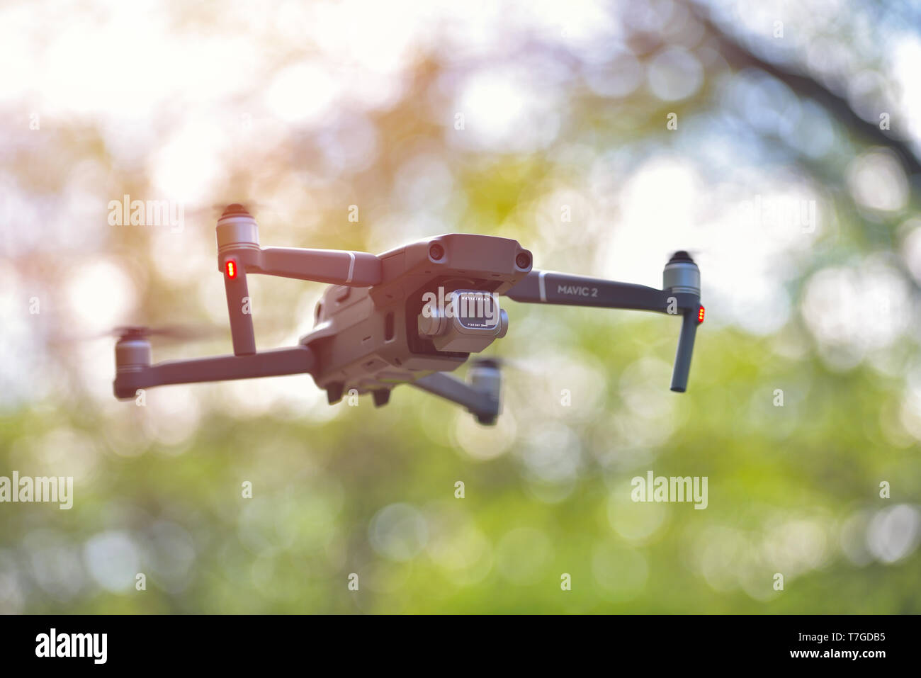 Galati, Romania - 20 Aprile 2019: Dji Mavic 2 Pro con fotocamera Hasselblad passando all'interno di un forrest in presenza di intensa luce solare Foto Stock