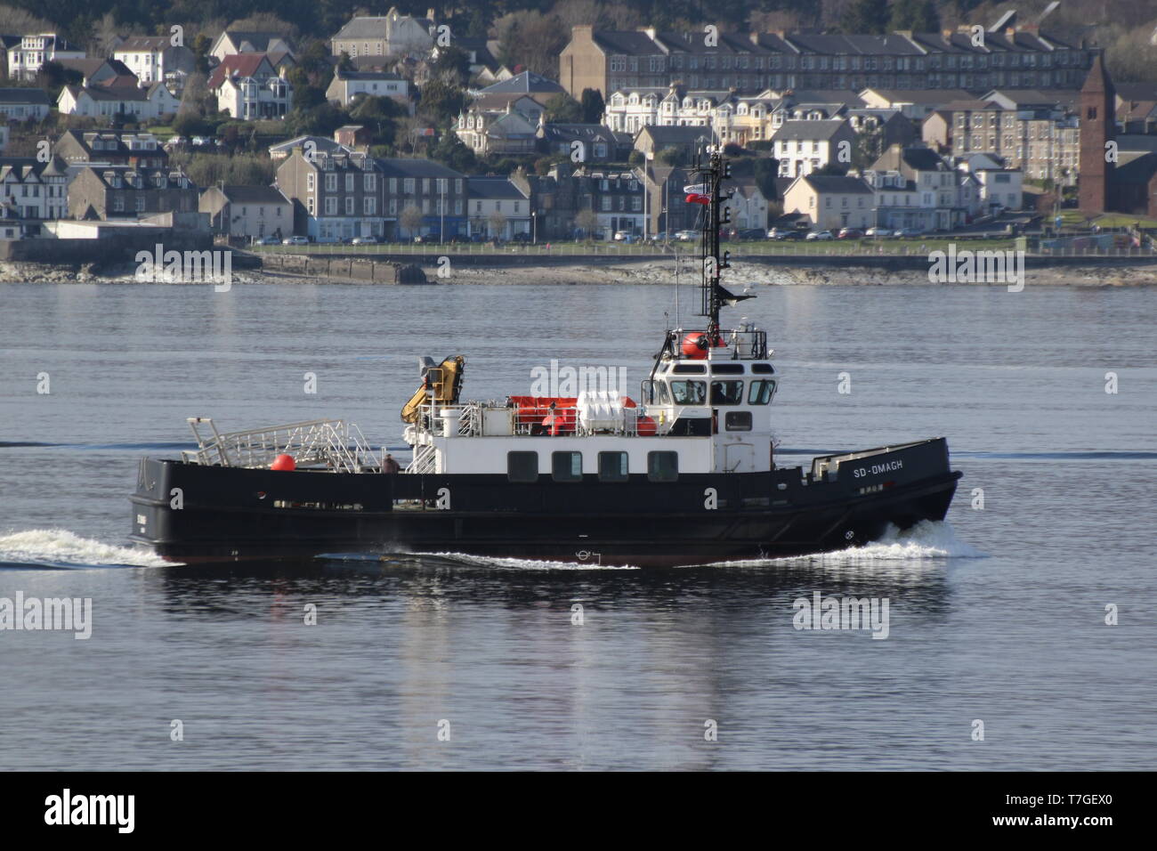 SD Omagh, un Oban-class gara azionato dalla Serco servizi nautici, passando Gourock durante l'esercizio comune della Warrior 19-1. Foto Stock